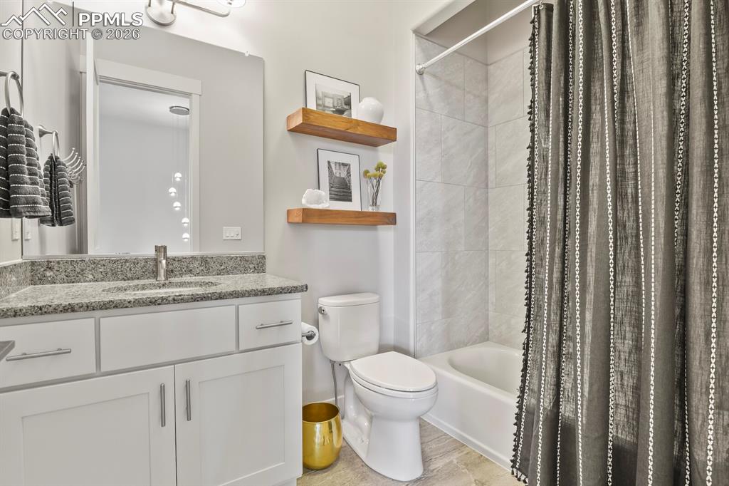 Image 22 of 50: Bathroom