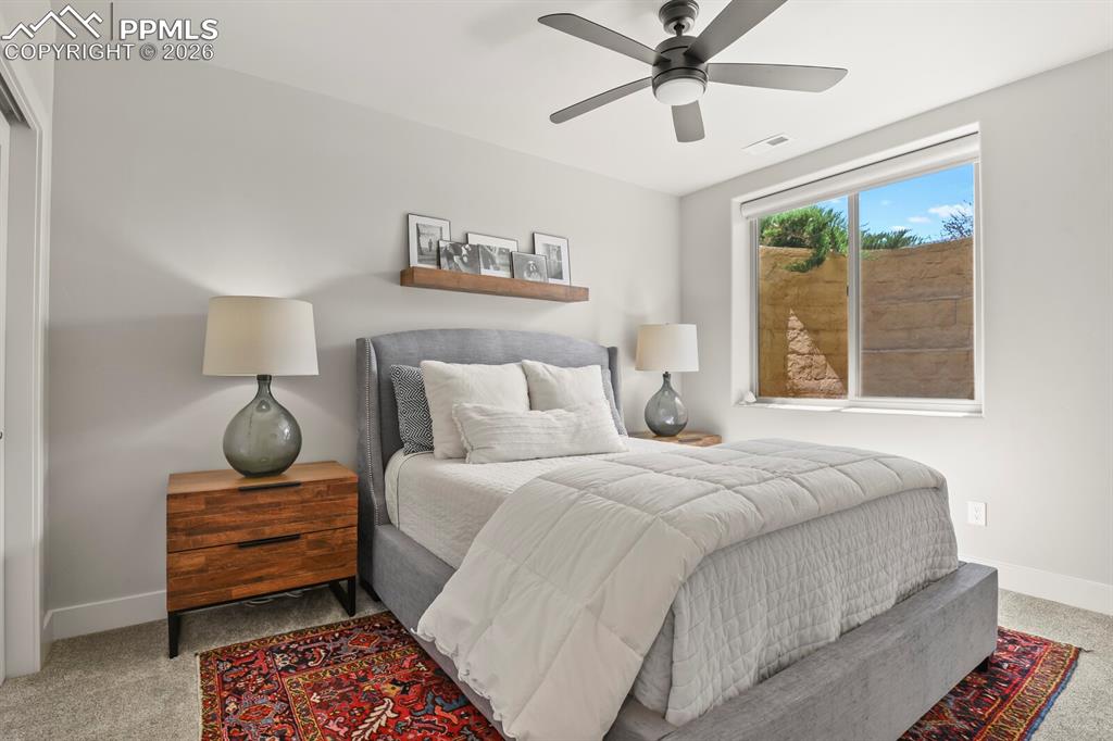 Image 34 of 50: Bedroom