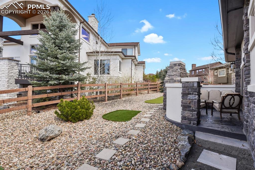 Image 41 of 50: Yard