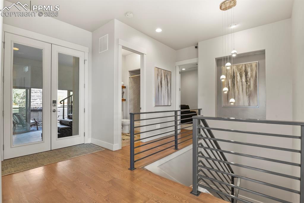 Image 6 of 50: Entry