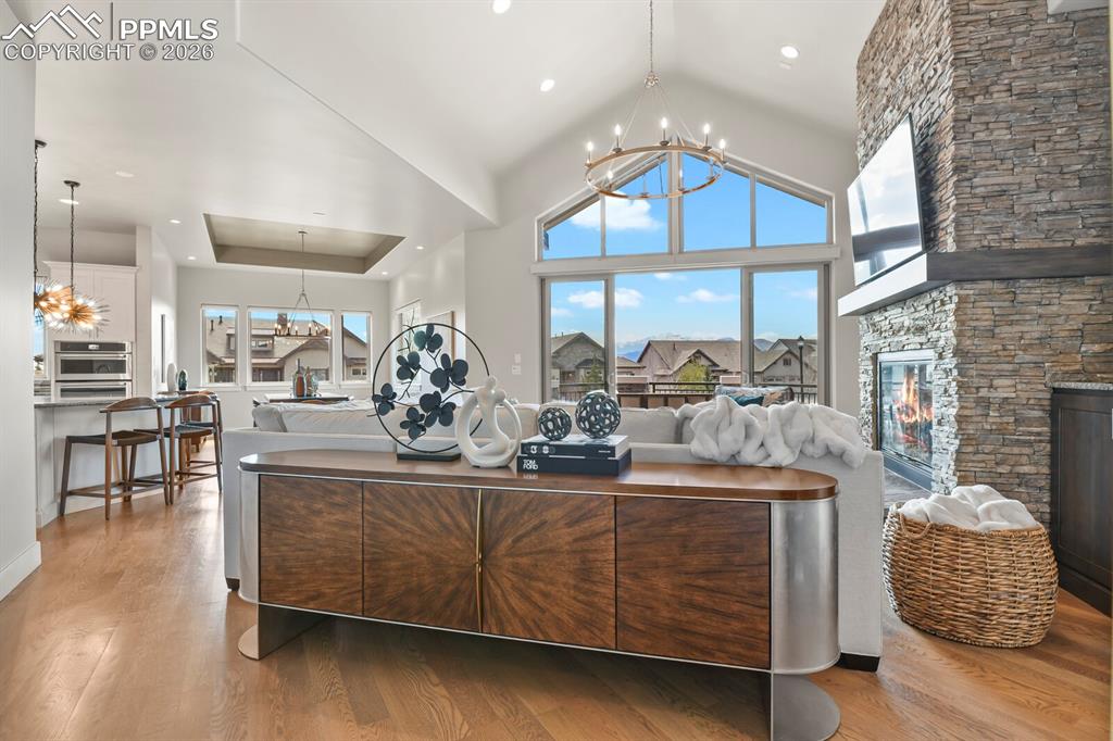 Image 7 of 50: Living Room