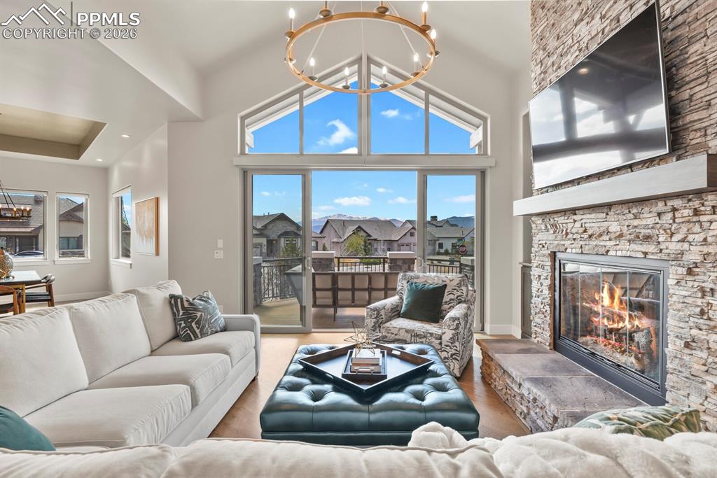 Image 8 of 50: Living Room