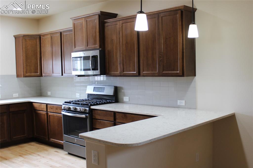 Image 11 of 46: Quart Counter Top with Kitchen Nook