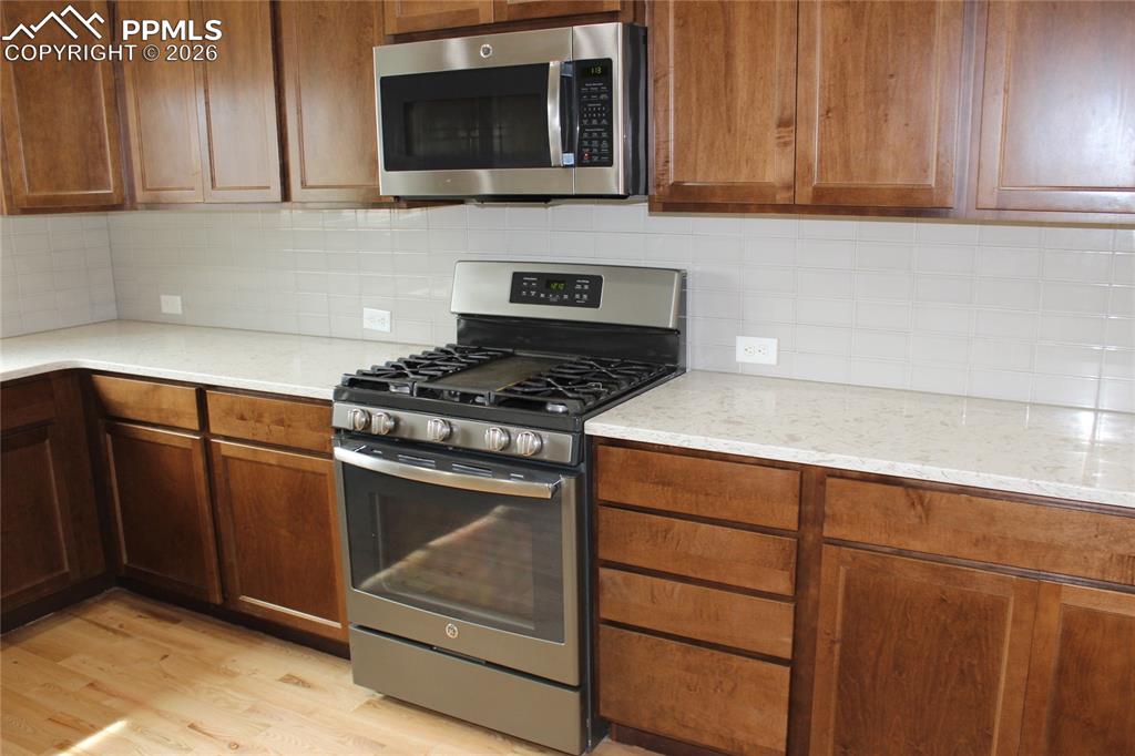 Image 12 of 46: Stainless Steel Microwave and Gas Oven Stove