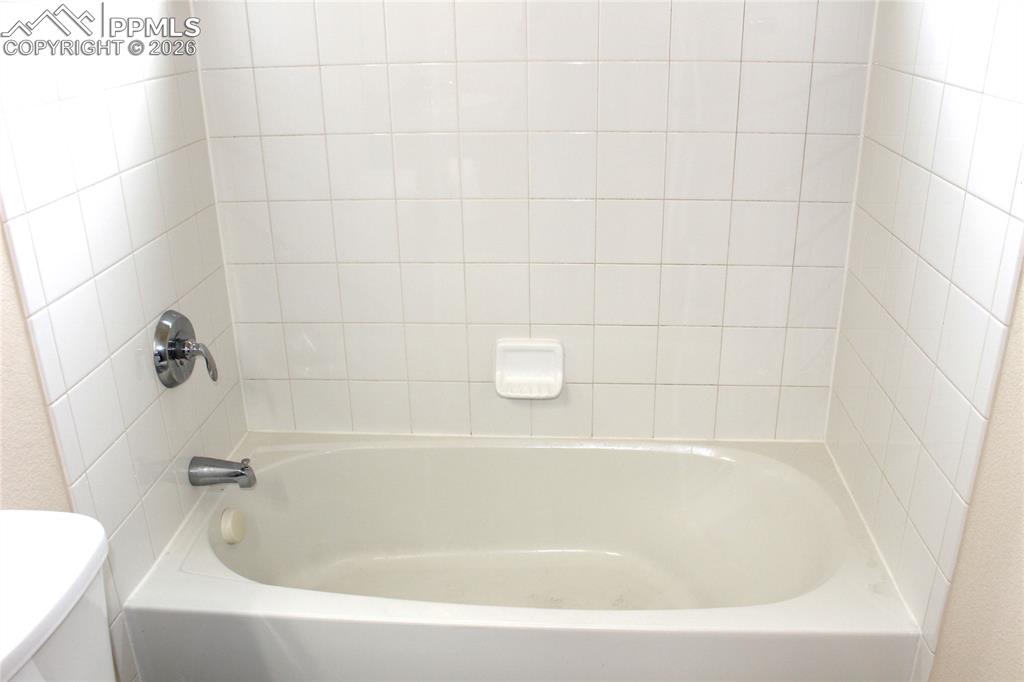 Image 28 of 46: Main Floor Bathtub