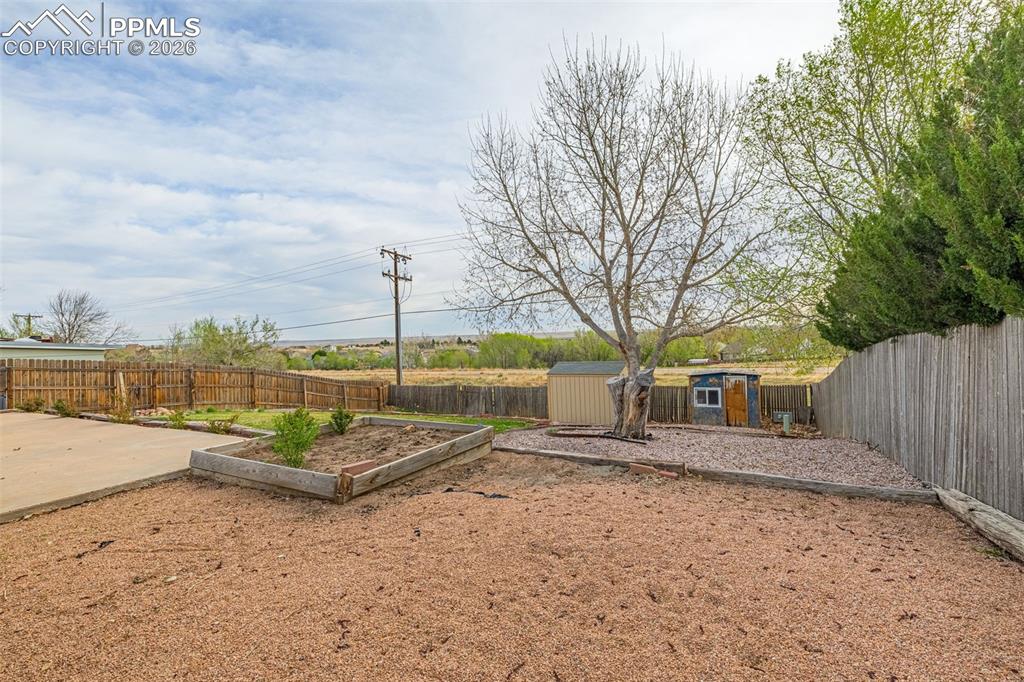Image 21 of 21: Yard looking East - Shed not included