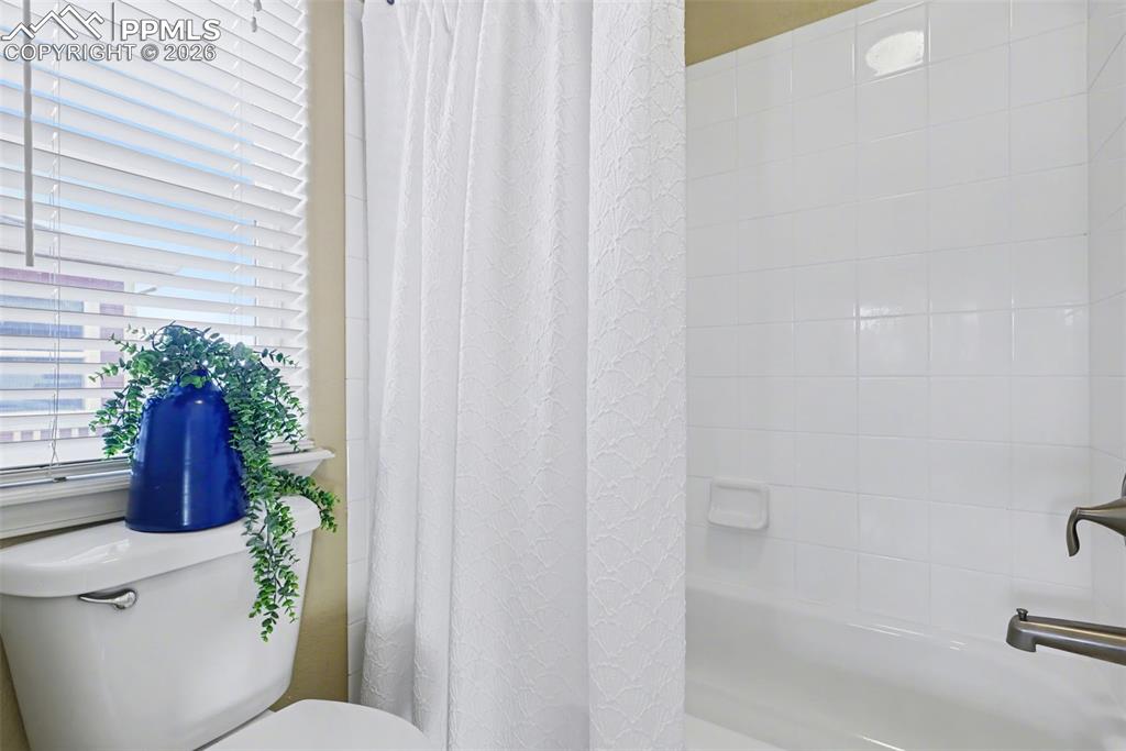 Image 34 of 49: Jack & Jill Full Bathroom for 2nd & 3rd Bedrooms