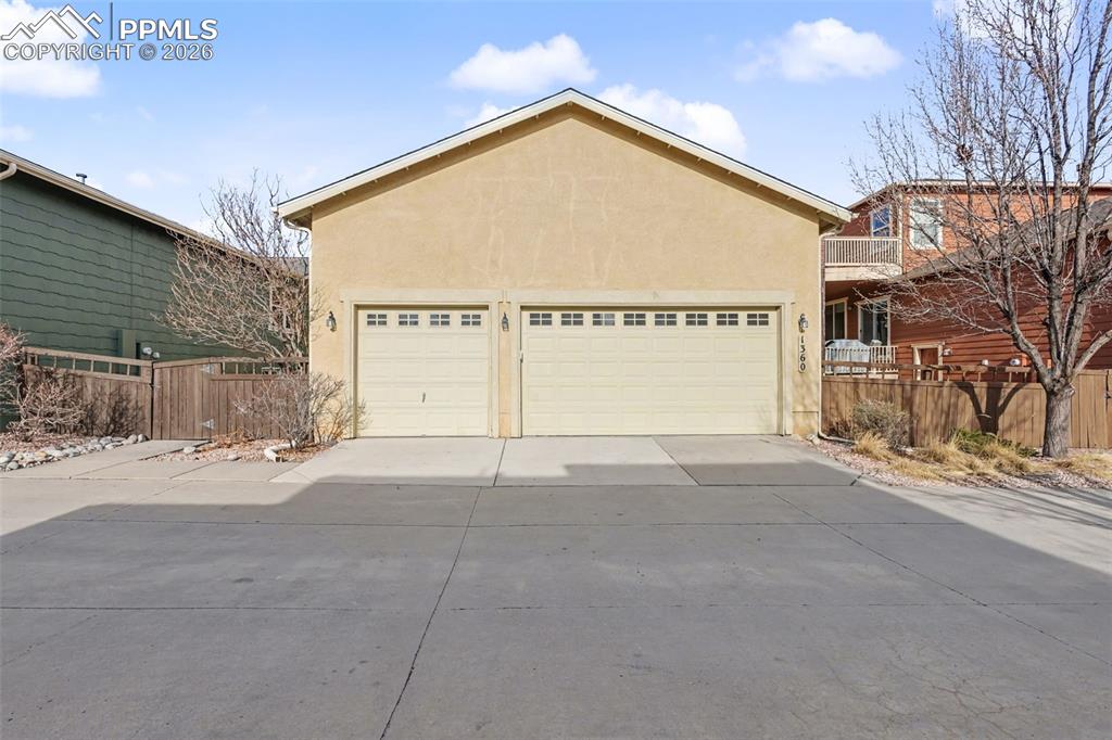 Image 42 of 49: Garage