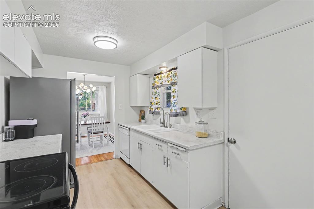 Image 10 of 39: Kitchen
