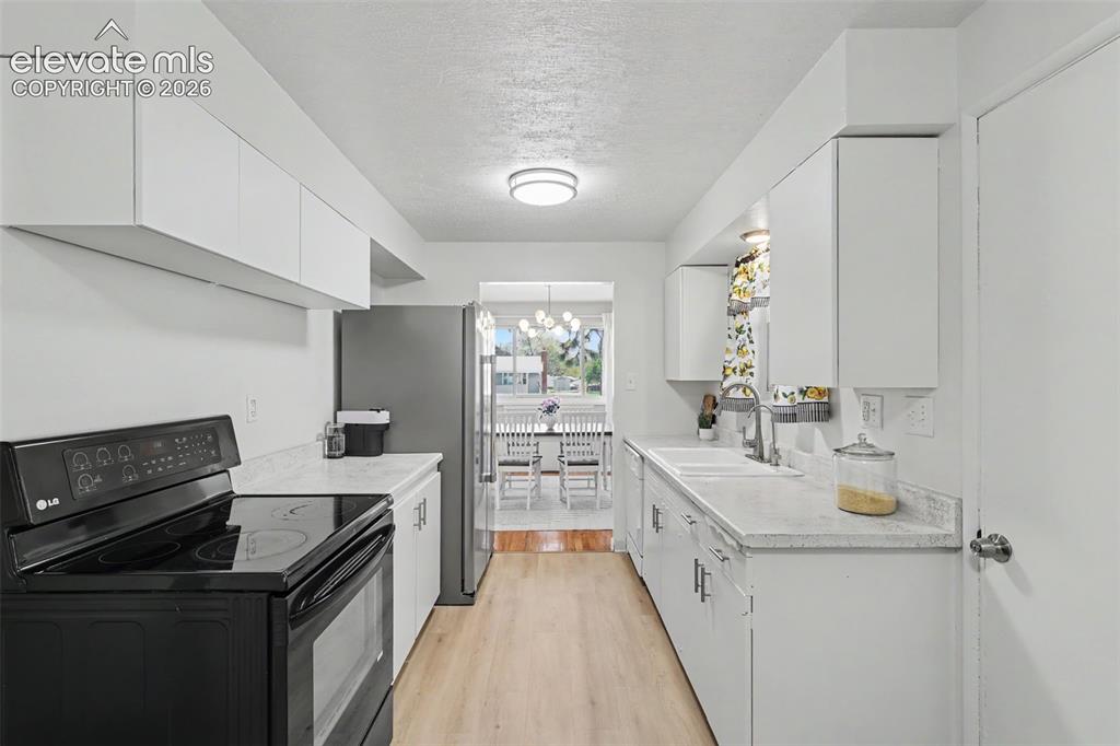 Image 11 of 39: Kitchen