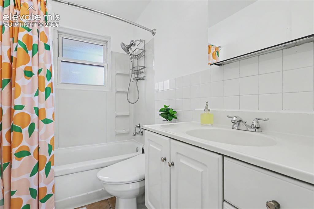 Image 32 of 39: Bathroom