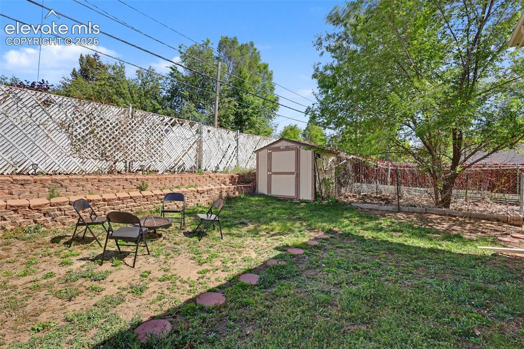 Image 33 of 39: Yard