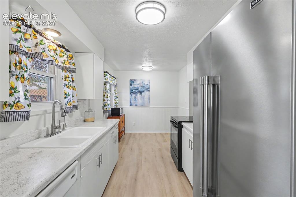 Image 9 of 39: Kitchen