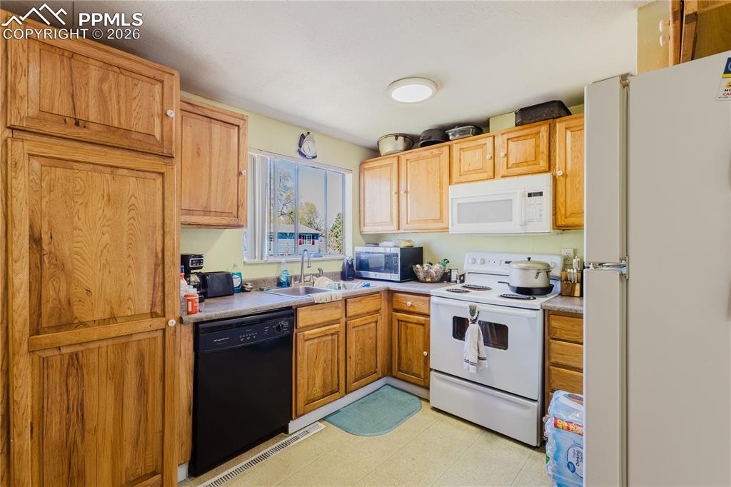 Image 11 of 42: Kitchen