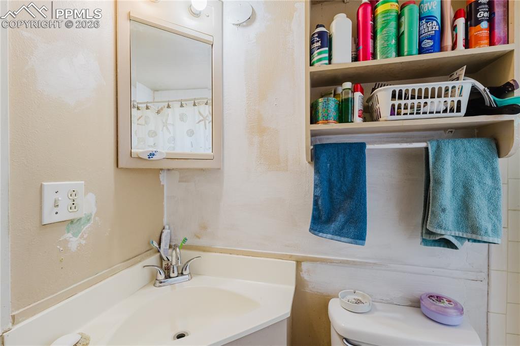 Image 15 of 42: Bathroom