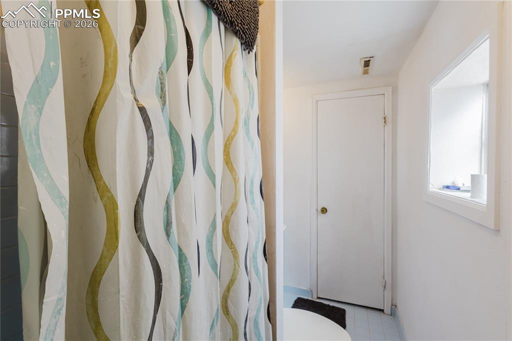 Image 25 of 42: Bathroom