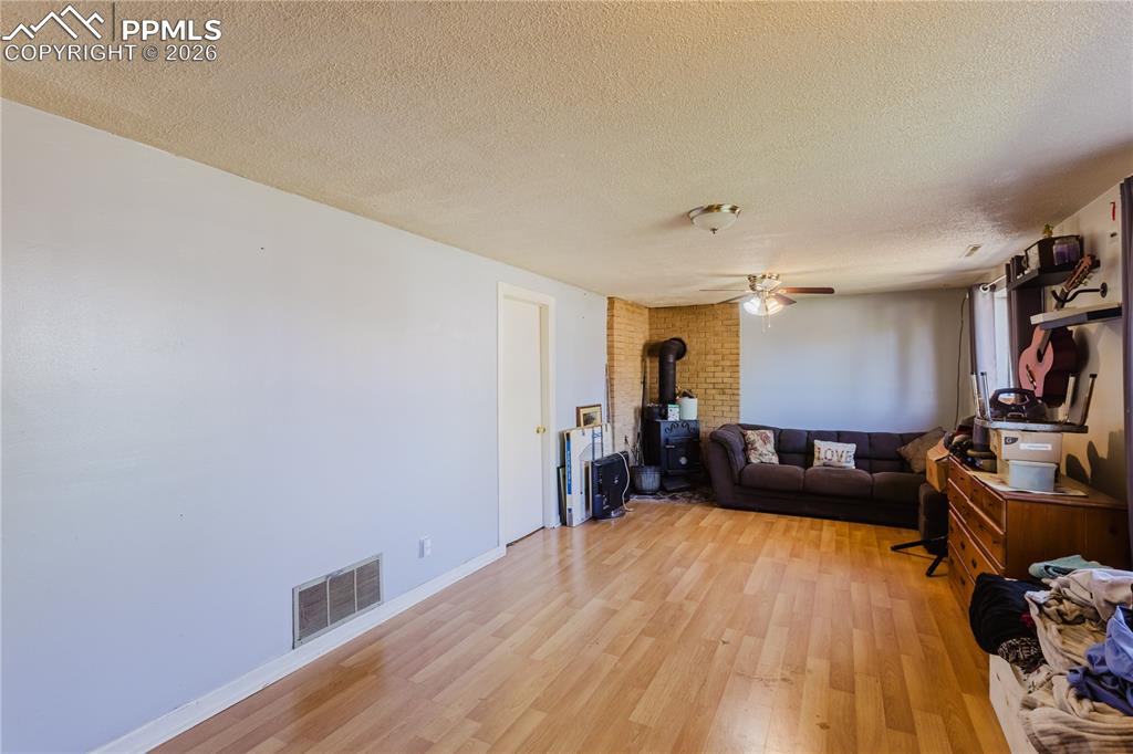 Image 31 of 42: Living Room