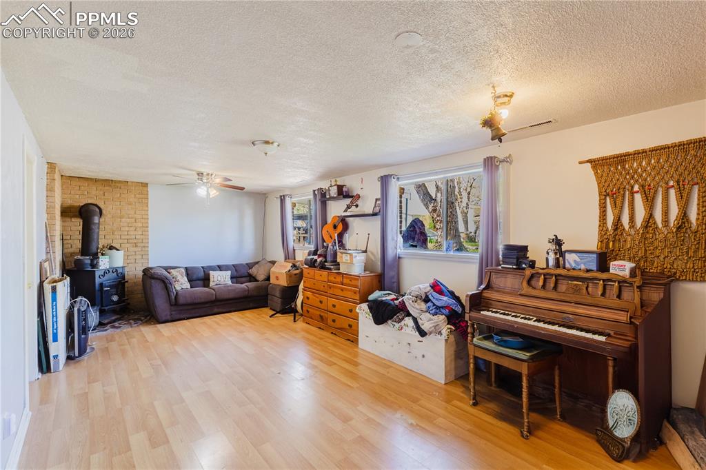 Image 32 of 42: Living Room