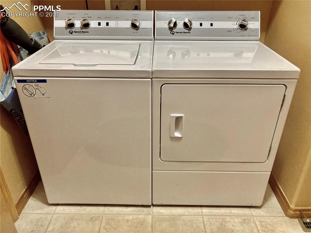 Image 15 of 33: Newer Speed Queen washer and dryer are included!!