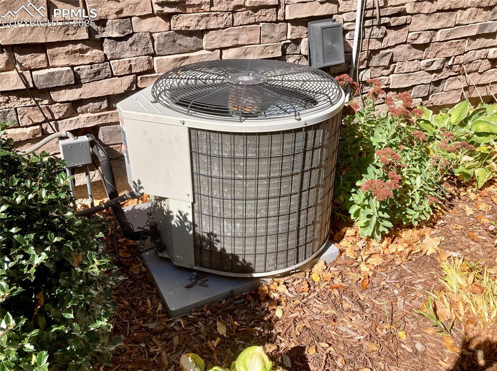 Image 31 of 33: Central A/C will keep you nice & cool on those hot summer days & nights.