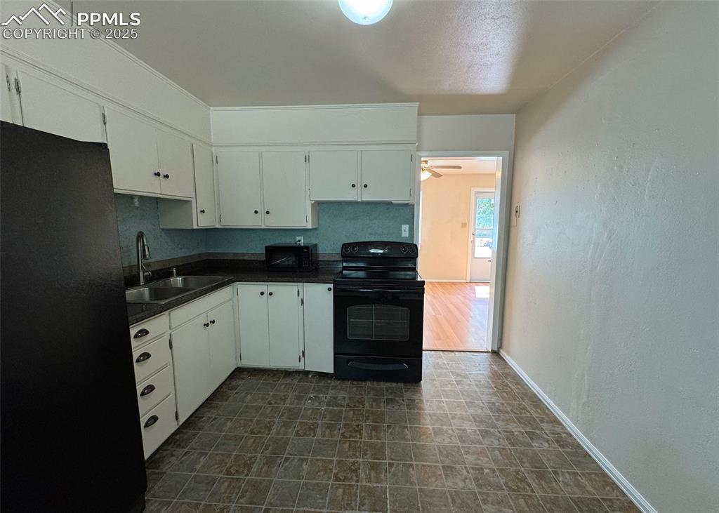 Image 10 of 32: Kitchen