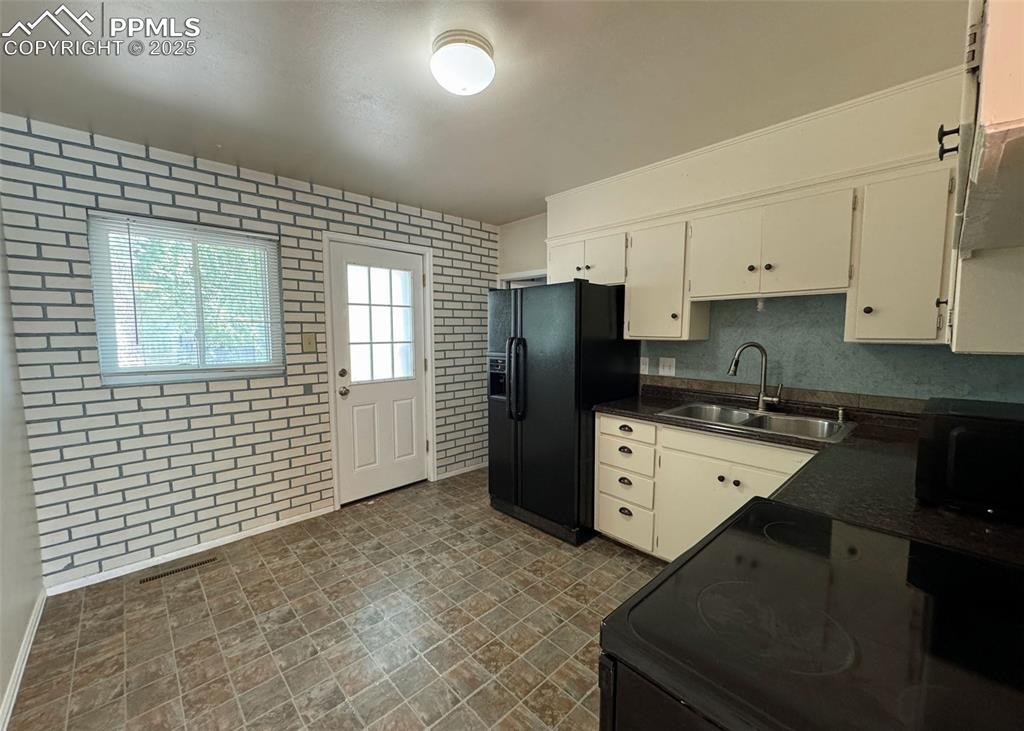 Image 12 of 32: Kitchen