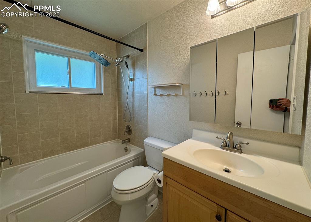 Image 16 of 32: Bathroom