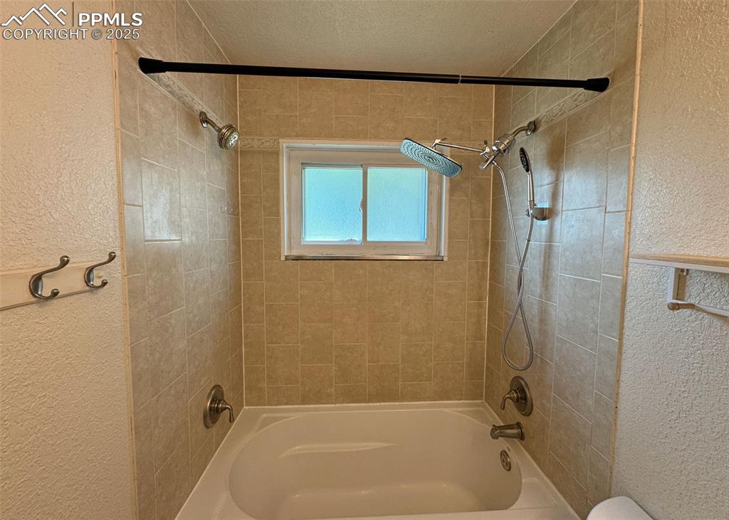 Image 17 of 32: Bathroom