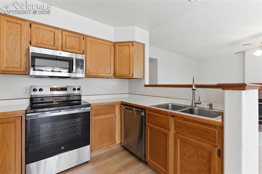 Image 15 of 44: Kitchen