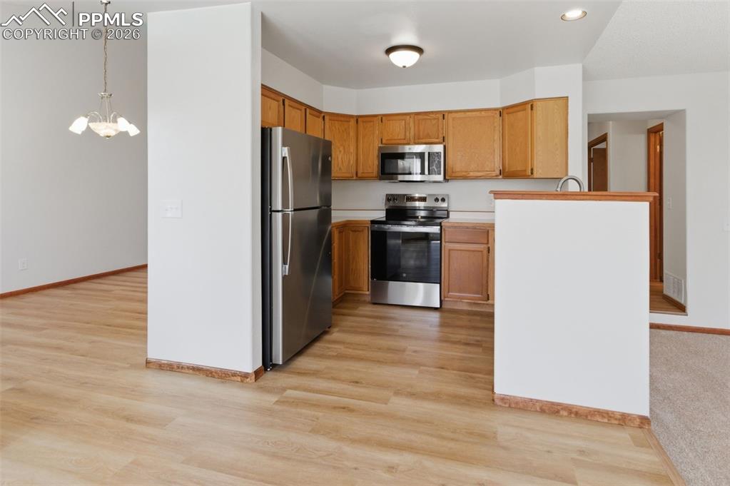 Image 17 of 44: Kitchen