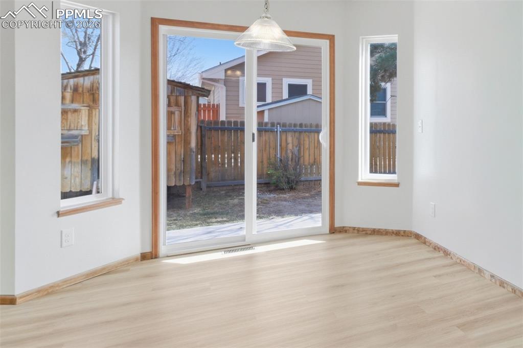 Image 19 of 44: Dining Area