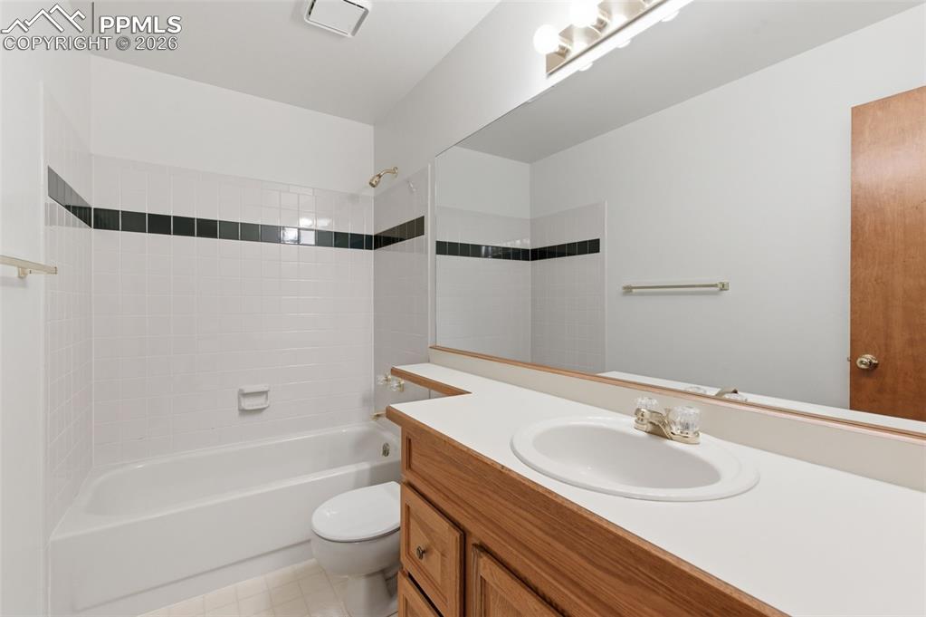 Image 31 of 44: Bathroom