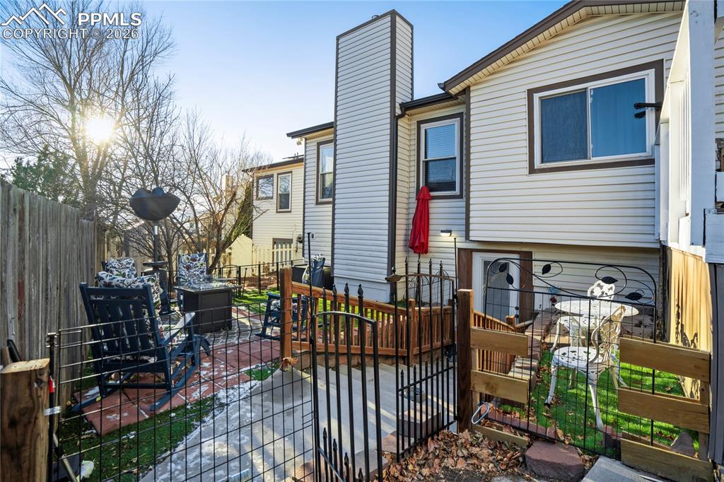 Image 10 of 50: Back of Structure