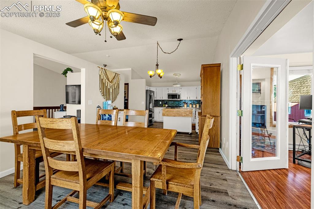 Image 28 of 50: Dining Area