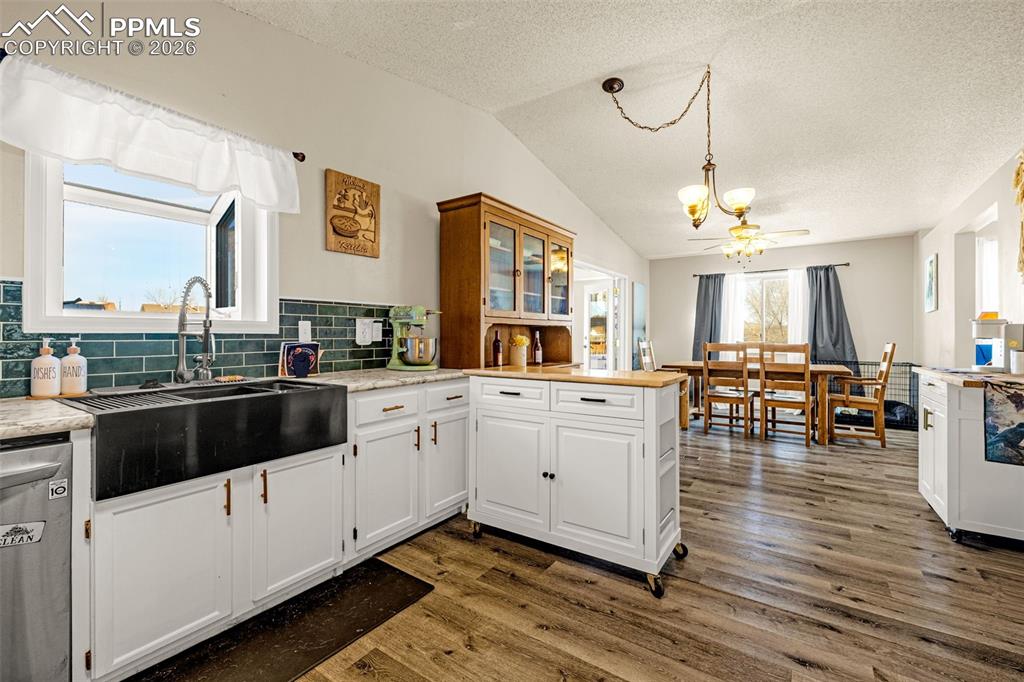 Image 30 of 50: Kitchen