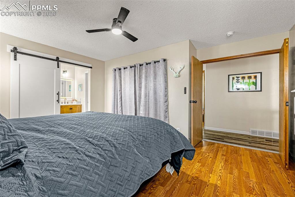 Image 36 of 50: Bedroom