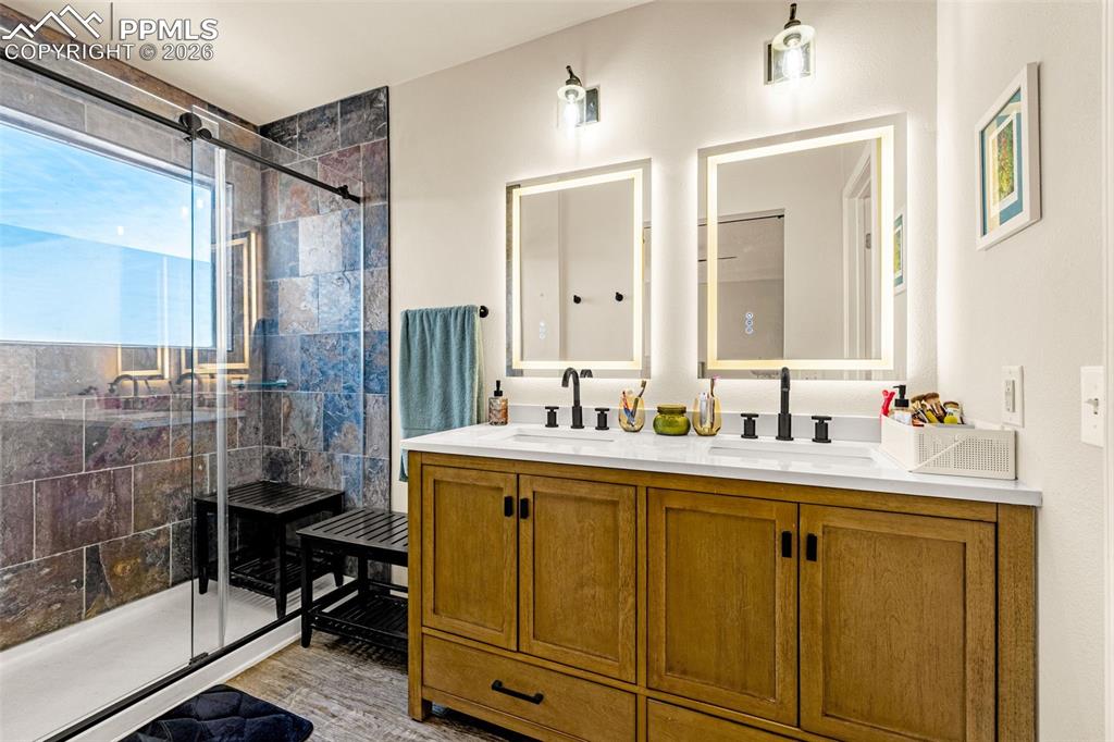 Image 37 of 50: Bathroom