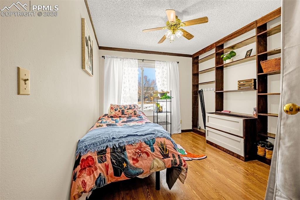 Image 39 of 50: Bedroom