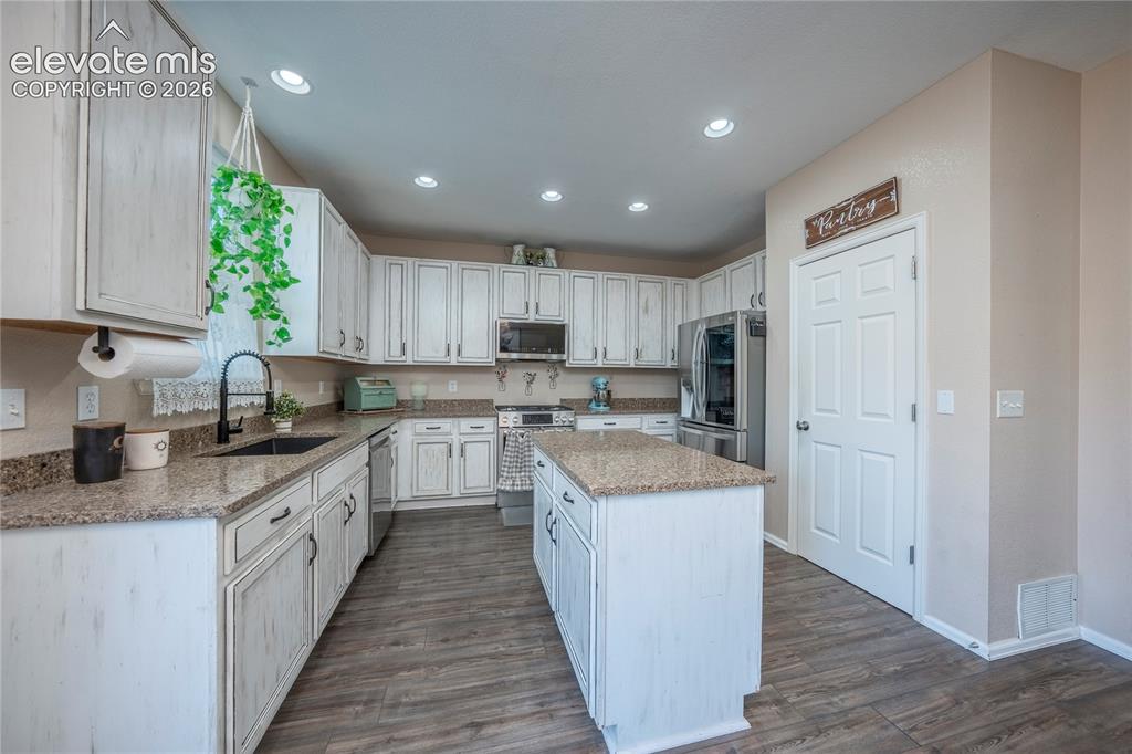 Image 10 of 50: Kitchen