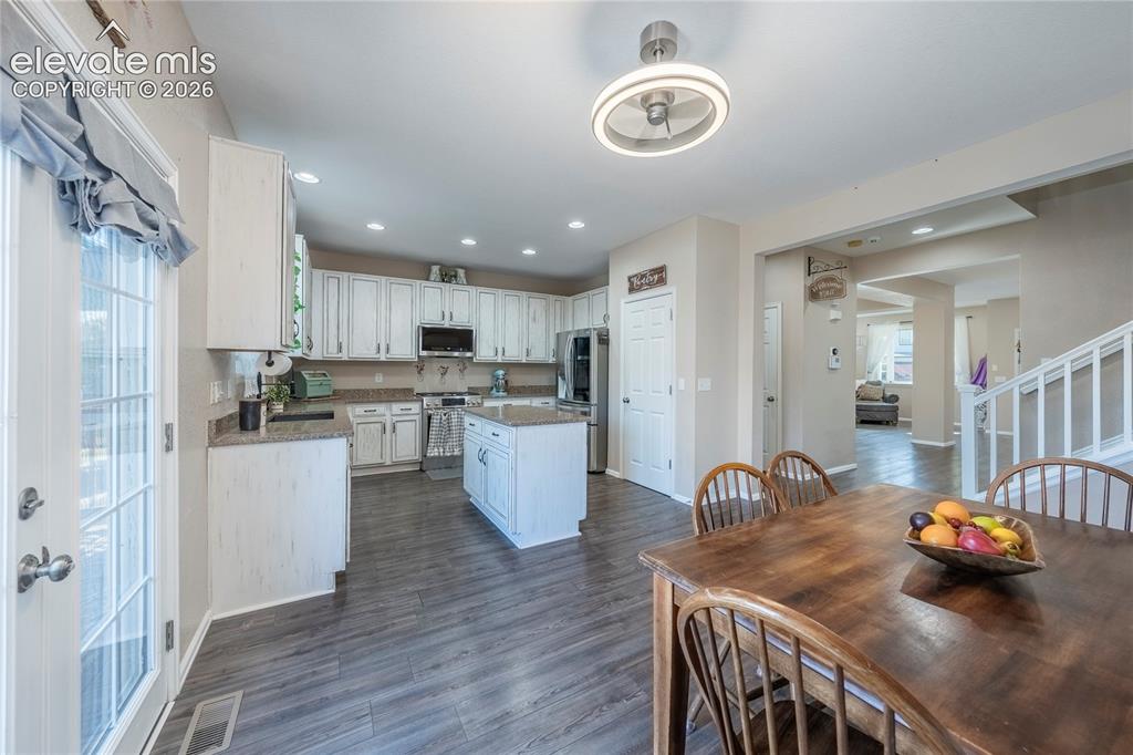 Image 11 of 50: Kitchen
