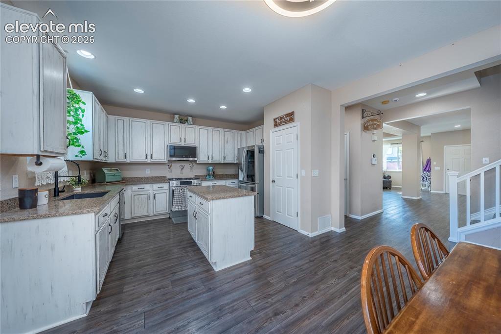 Image 12 of 50: Kitchen
