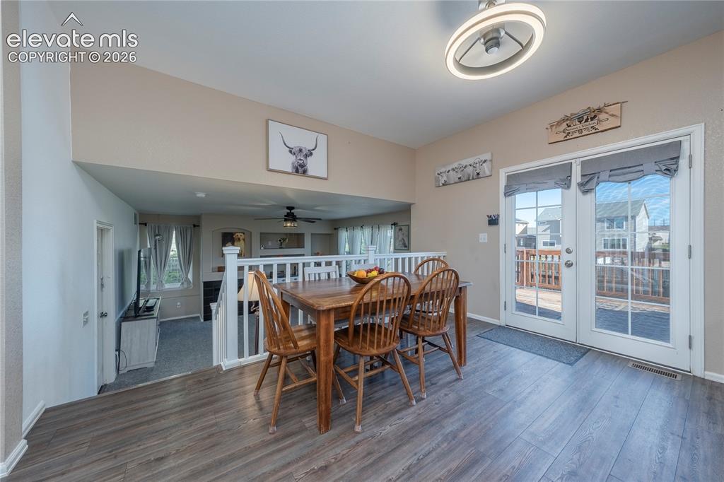 Image 14 of 50: Dining Area