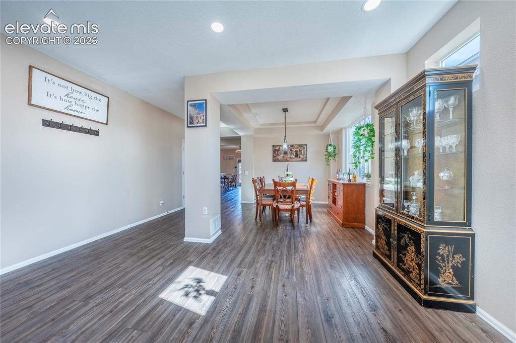 Image 5 of 50: Dining Area