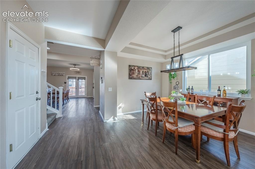 Image 8 of 50: Dining Area