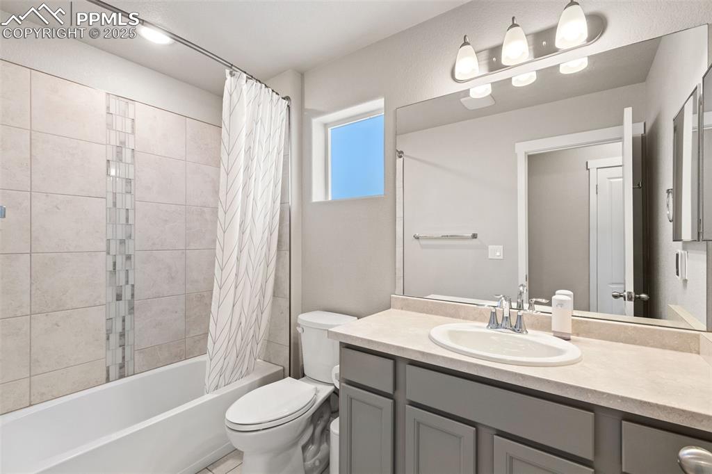 Image 23 of 41: Bathroom