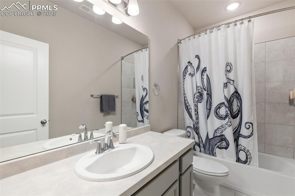 Image 30 of 41: Bathroom