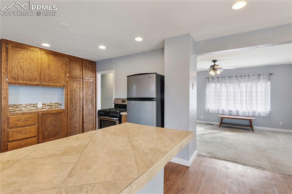 Image 11 of 36: Kitchen