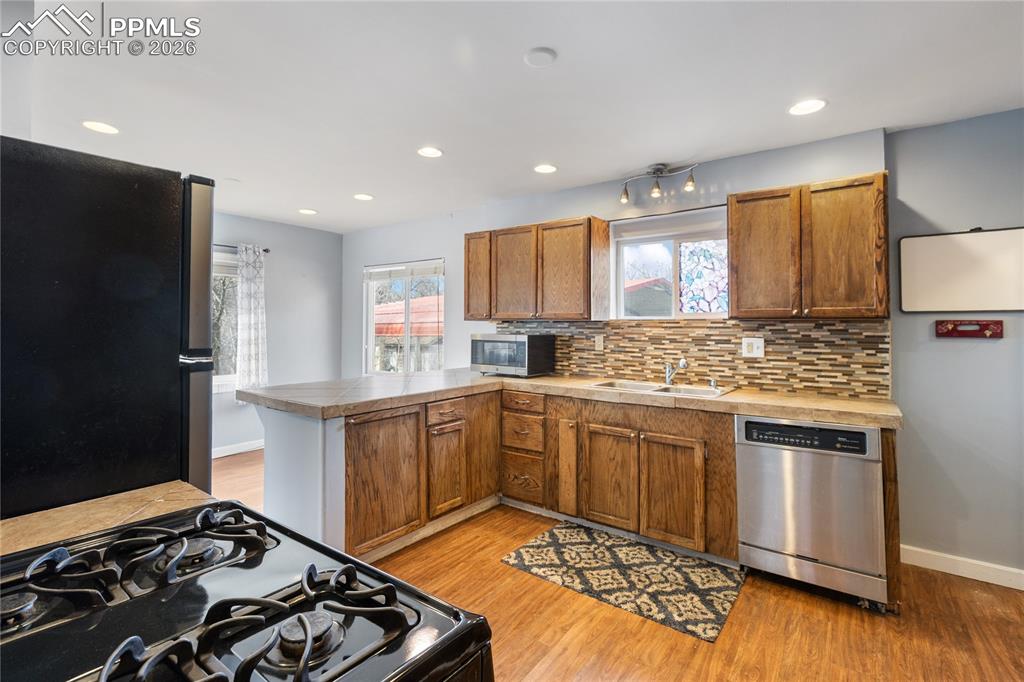 Image 15 of 36: Kitchen