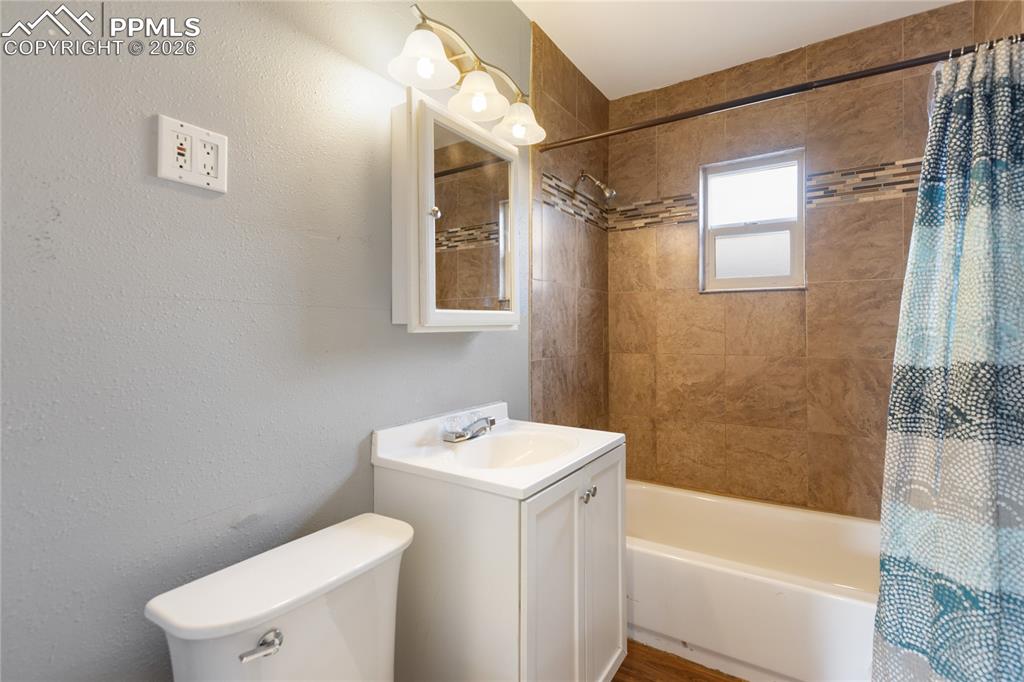 Image 16 of 36: Bathroom