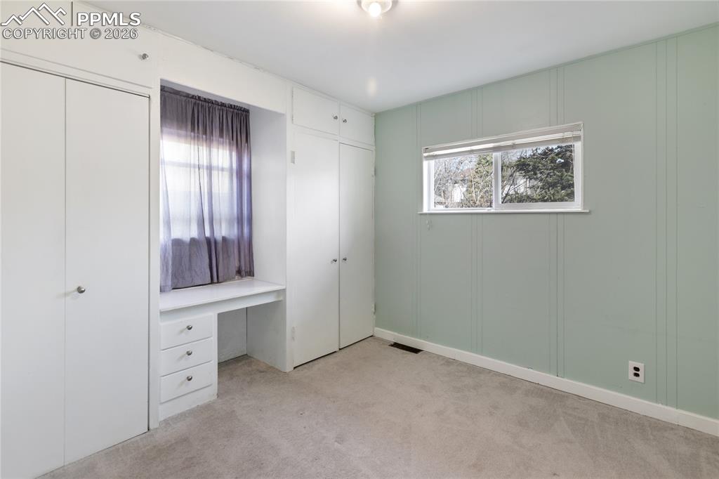 Image 21 of 36: Bedroom